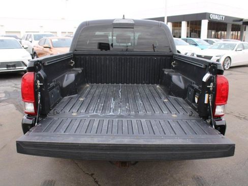 Used 2017 Toyota Tacoma TRD Sport image 7