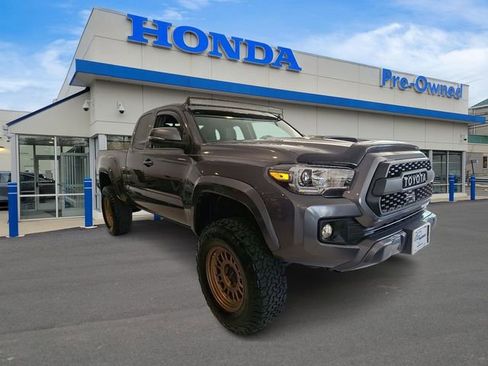 Used 2016 Toyota Tacoma TRD Sport AWD/4WD image 3