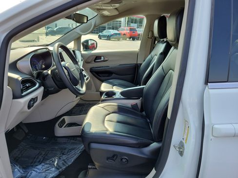 Used 2024 Chrysler Pacifica Touring-L FWD image 17