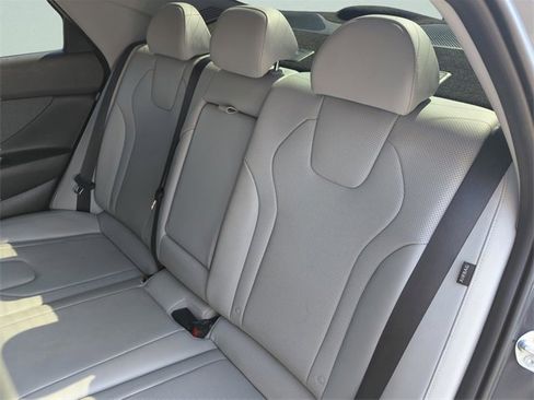 Used 2025 Hyundai Elantra Limited image 29