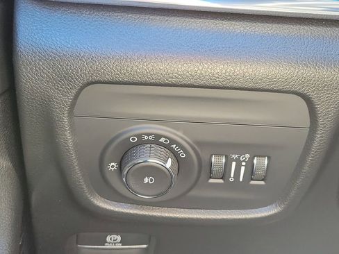 Used 2023 Jeep Grand Cherokee Overland w/ Luxury Tech Group IV image 32