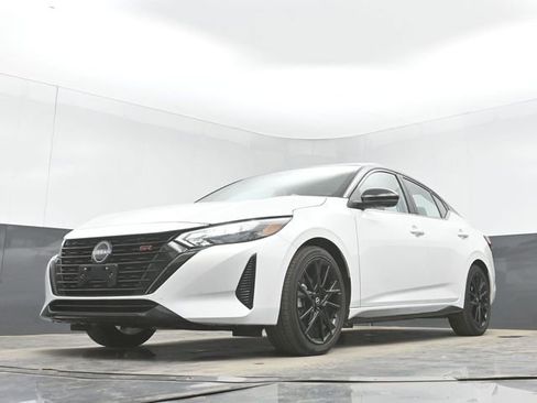 Used 2025 Nissan Sentra SR w/ SR Premium Package image 29