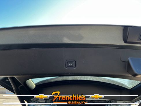 Used 2023 Chevrolet Traverse LT w/ Midnight/Sport Edition AWD/4WD image 7