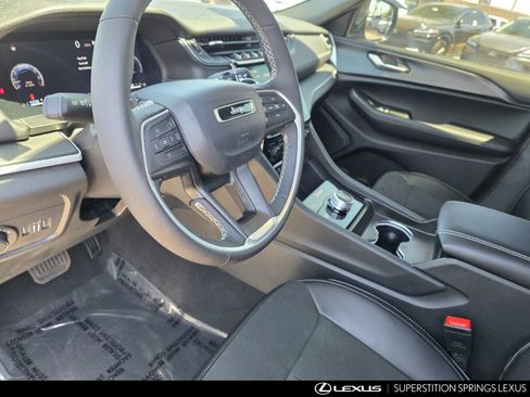 Used 2025 Jeep Grand Cherokee Altitude AWD/4WD image 13