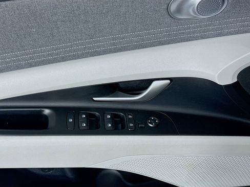 Certified 2024 Hyundai Elantra Limited FWD image 18
