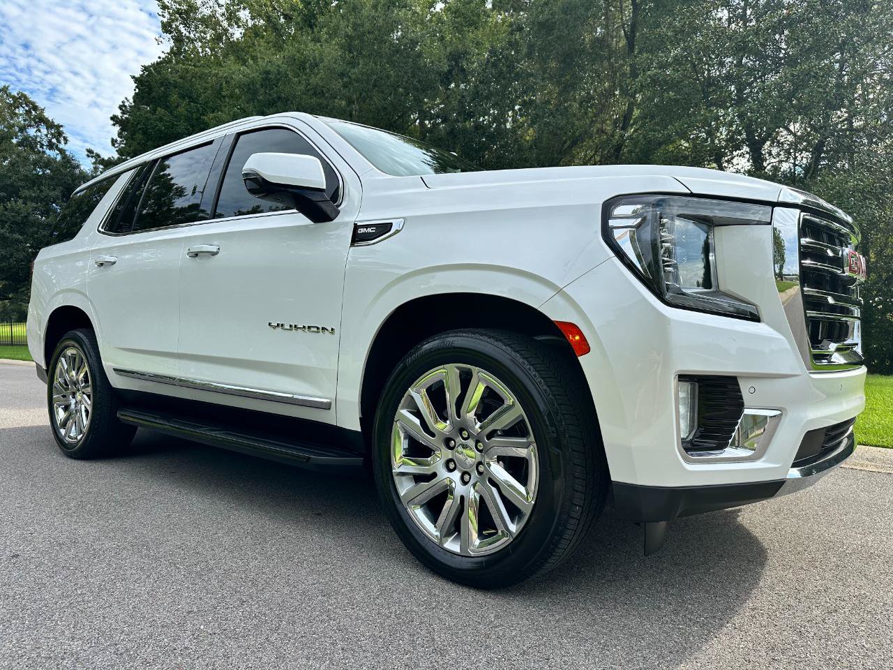 Used 2022 GMC Yukon SLT w/ SLT Premium Package RWD image 3
