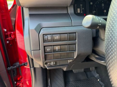 Used 2025 Toyota Tacoma SR AWD/4WD image 31