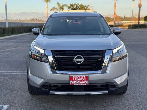 New 2025 Nissan Pathfinder SL image 3