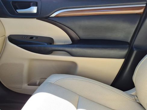 Used 2017 Toyota Highlander Limited FWD image 25