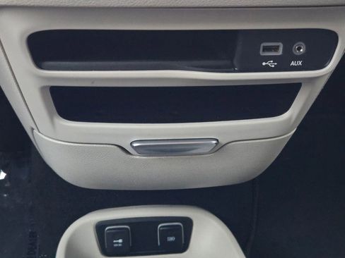 Used 2018 Chrysler Pacifica Touring-L image 35