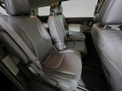 Used 2025 Kia Carnival FWD image 25