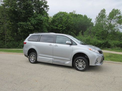 Used 2020 Toyota Sienna XLE w/ XLE Navigation Package FWD image 3