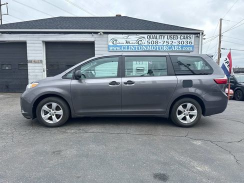 Used 2015 Toyota Sienna L image 2