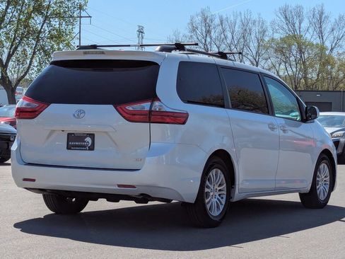 Used 2017 Toyota Sienna XLE FWD image 9