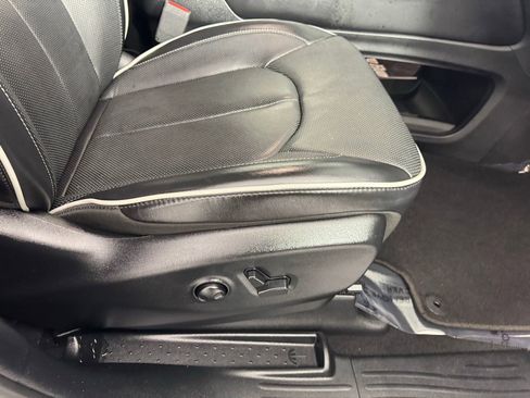 Used 2025 Chrysler Pacifica Limited image 30