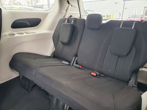 Used 2017 Chrysler Pacifica Touring image 32