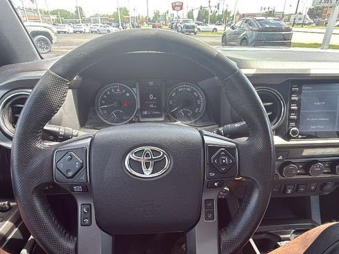 Used 2022 Toyota Tacoma TRD Off-Road w/ Technology Package AWD/4WD image 14