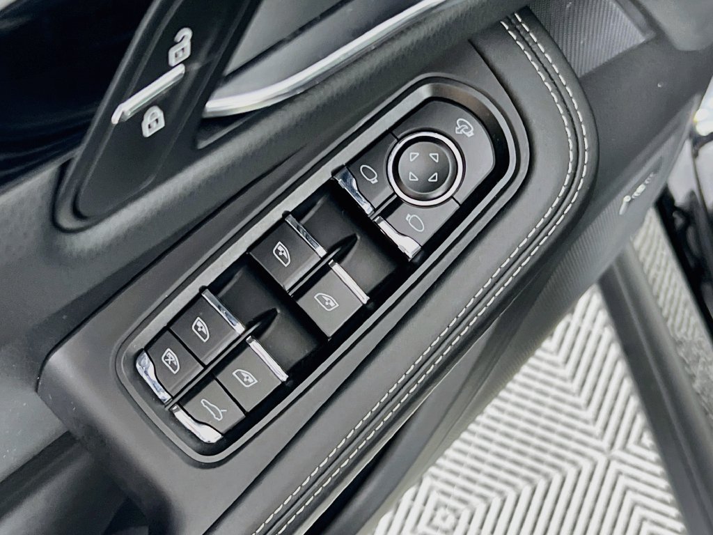 Certified 2024 Porsche Macan Turbo AWD/4WD image 20