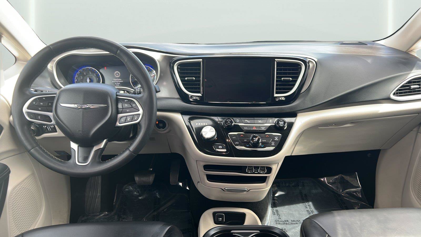 Used 2023 Chrysler Pacifica Touring-L FWD image 9