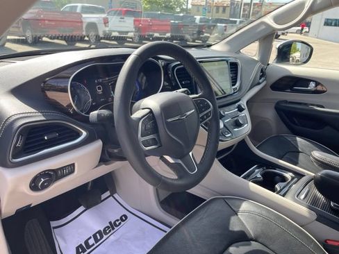 Used 2023 Chrysler Pacifica Limited FWD image 16