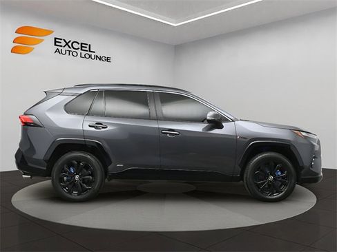 Used 2022 Toyota RAV4 SE image 6