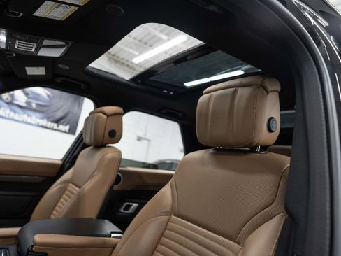 Used 2023 Land Rover Discovery S R-Dynamic image 7