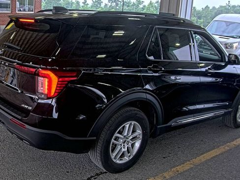 Used 2025 Ford Explorer Active AWD/4WD image 3