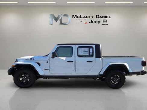 Used 2025 Jeep Gladiator Sport AWD/4WD image 3