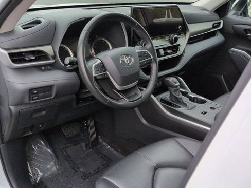 Certified 2024 Toyota Highlander XLE AWD/4WD image 9