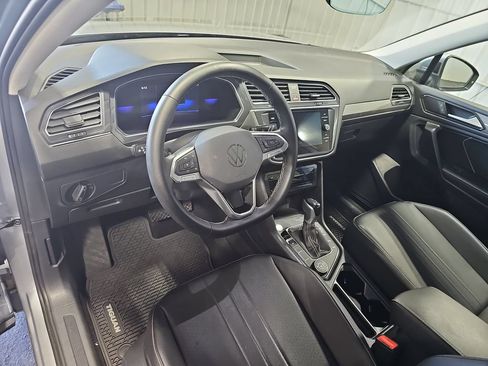 Used 2023 Volkswagen Tiguan SE w/ Panoramic Sunroof Package AWD/4WD image 15