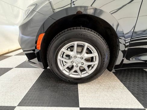 Used 2025 Chrysler Pacifica Select FWD image 10