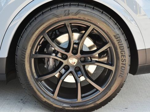 Certified 2025 Porsche Cayenne image 11