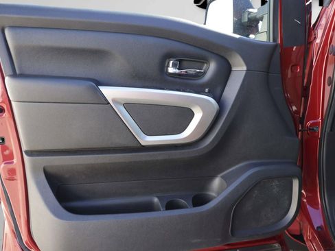 Used 2017 Nissan Titan SV image 14