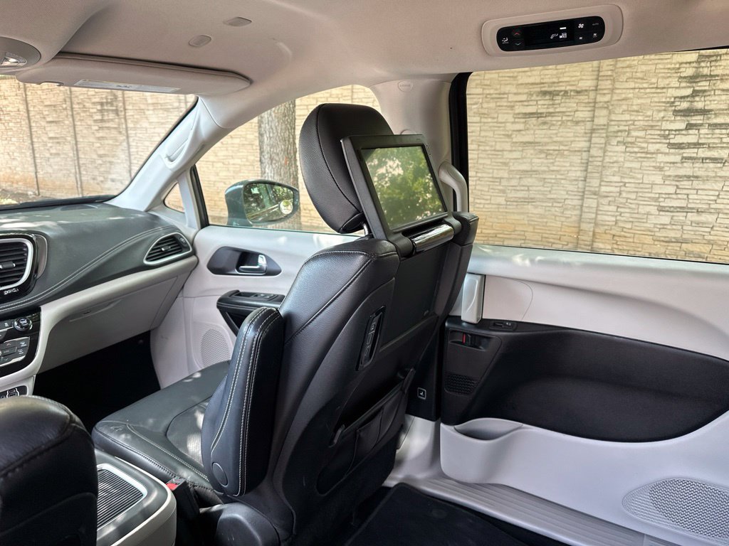 Used 2022 Chrysler Pacifica Touring-L w/ Uconnect Theater Family Group FWD image 36