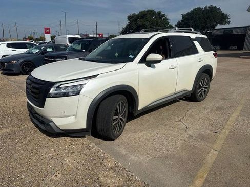 Certified 2023 Nissan Pathfinder Platinum FWD image 1