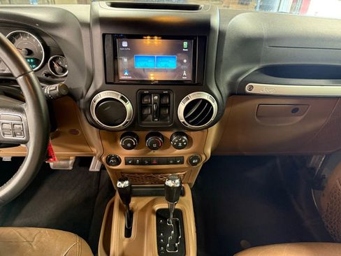Used 2017 Jeep Wrangler Unlimited Sahara w/ Connectivity Group image 17