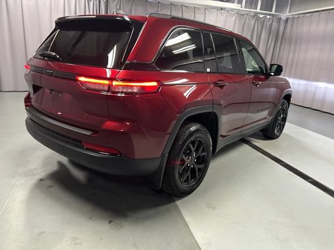 Used 2025 Jeep Grand Cherokee Altitude AWD/4WD image 7
