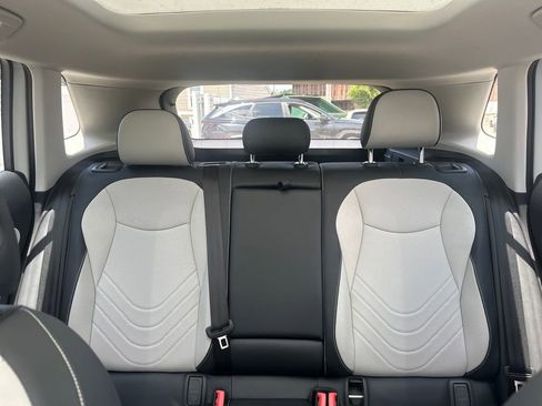Used 2025 Volkswagen Tiguan SE w/ Panoramic Sunroof Package FWD image 20
