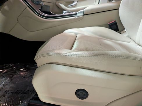 Used 2019 Mercedes-Benz GLC 300 4MATIC image 18
