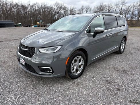Used 2023 Chrysler Pacifica Limited FWD image 7