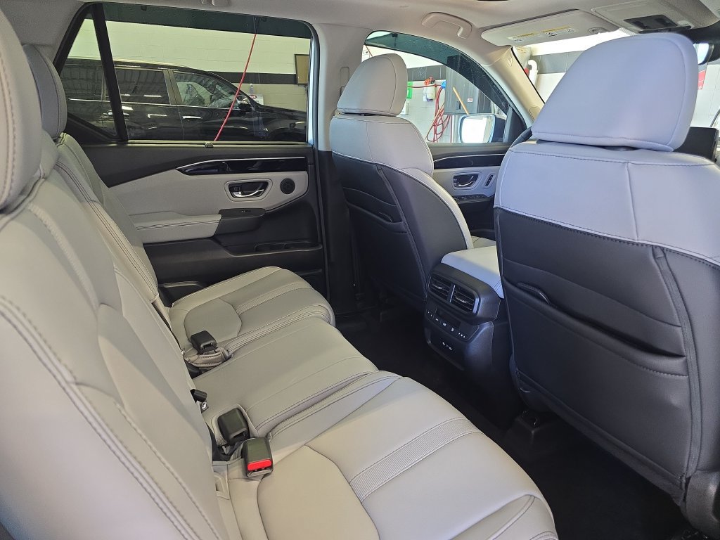 Used 2025 Honda Pilot Touring image 12