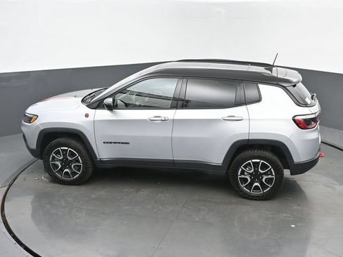 Used 2024 Jeep Compass Trailhawk w/ Sun and Sound Group AWD/4WD image 40