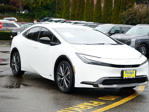 Used 2026 Toyota Prius XLE image 4