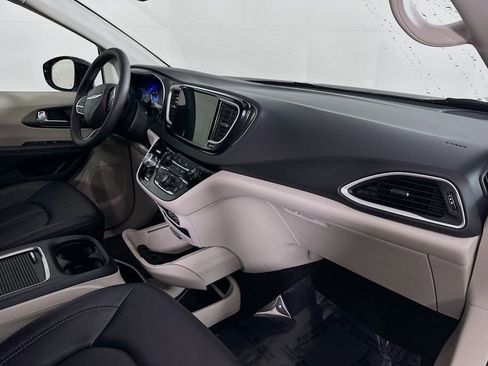 Certified 2024 Chrysler Pacifica Touring-L image 39