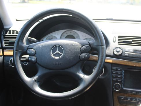 Used 2007 Mercedes-Benz E 350 4MATIC Sedan image 17