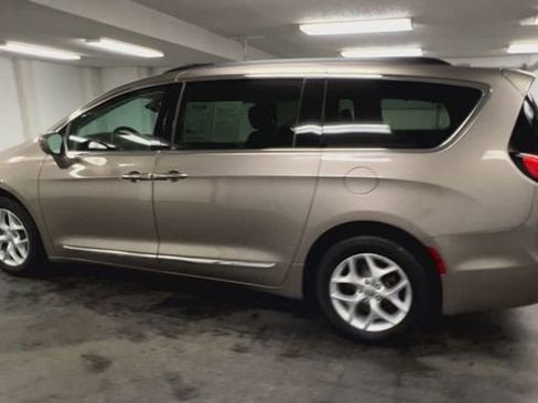 Used 2017 Chrysler Pacifica Touring-L w/ Tire & Wheel Group image 6