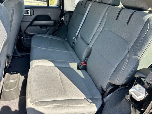 Used 2025 Jeep Wrangler Unlimited Sahara image 13