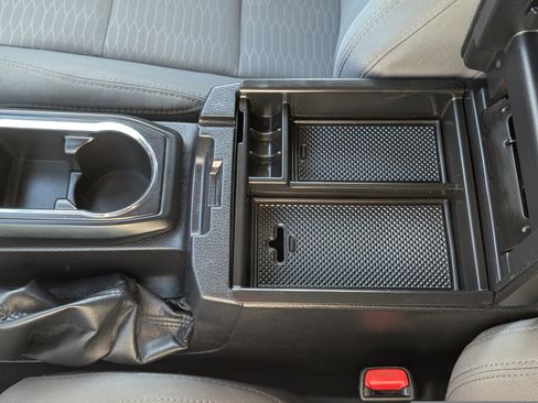 Used 2017 Toyota Tacoma SR image 32