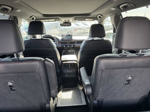 Used 2025 Honda Pilot TrailSport image 13