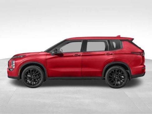 Used 2024 Mitsubishi Outlander SE Black Edition FWD image 3